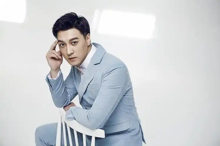 何建泽型男写真眉目如画 活力满满电眼威力足