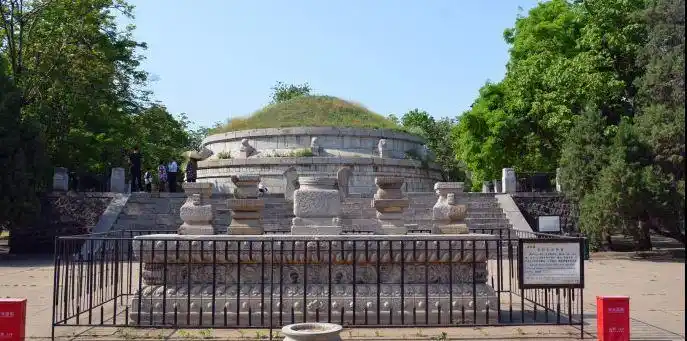 实拍袁世凯墓地,坟前雕刻石狮子,临死前哀叹:恐怕活不过59岁