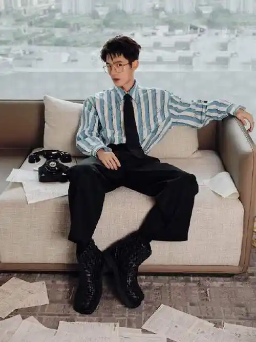 就刷到了刘昊然参加elle风尚大典的帅照条纹衬衫 西服裤 皮鞋 领带