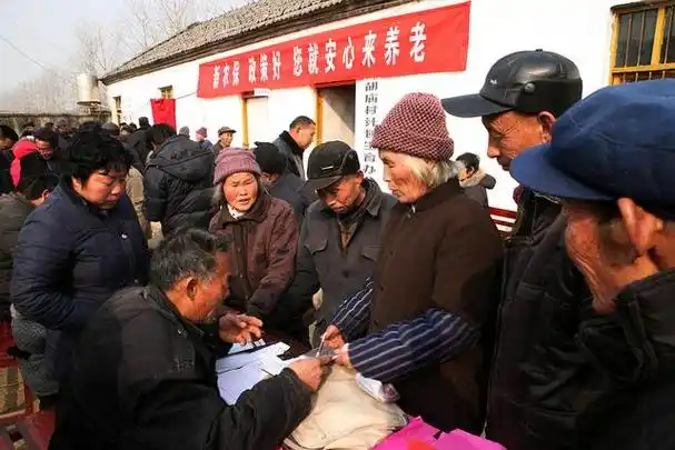 农村从前有4难,老人养老难,农民生病难,孩子读书难,农民就业难,这四难