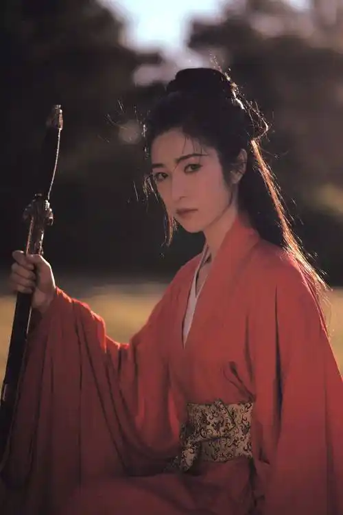 栾蕾英古风大片手持利剑演绎独行女侠客