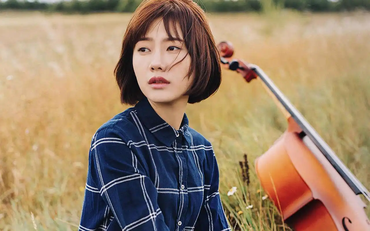 短发大提琴女孩唯美文艺写真图片桌面壁纸