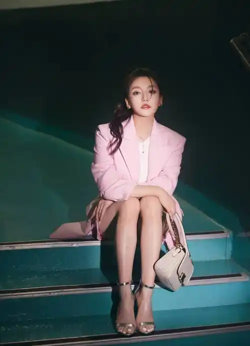 姜贞羽粉色西装出席mk秀场 高马尾造型彰显青春俏皮_活动_选择了_时尚