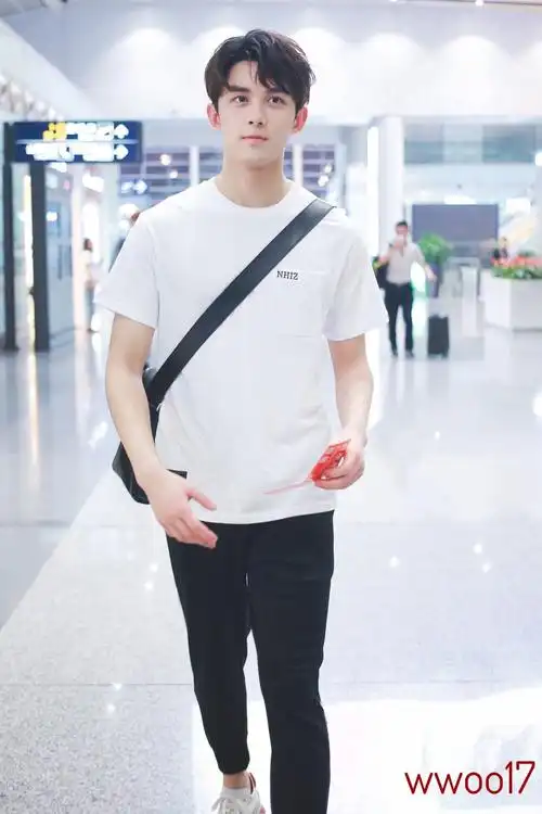 吴磊四月机场行程全记录抓住高三备考生珍贵露面每时刻