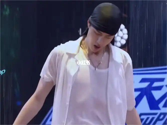 水舞台,再看一遍酷盖胸震08_王一博_娱乐_综艺片段
