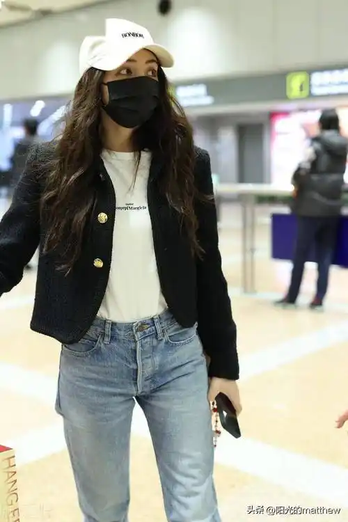 麦迪娜现身北京机场黑色外套搭配牛仔裤简约利落