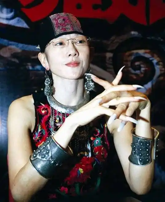 杨丽萍"梅超风"般长指甲,你知道她是怎么吃饭吗?一定让你意外