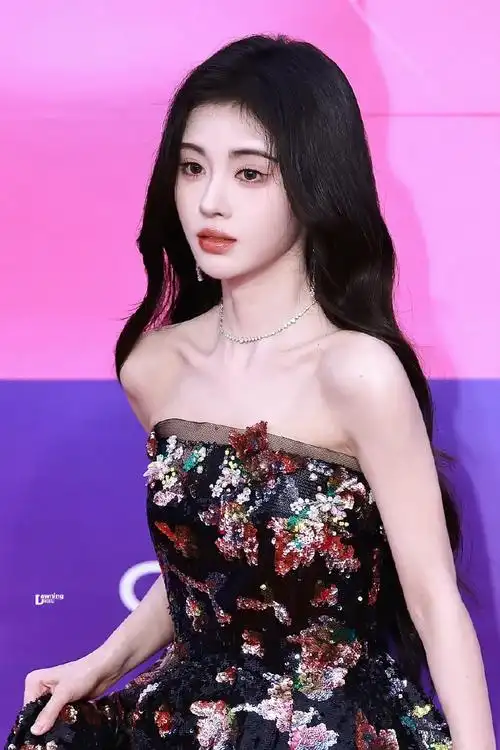 鞠婧祎红毯#  0331 qq盛典物料汇总part1返图or饭拍  part2念叨小兔