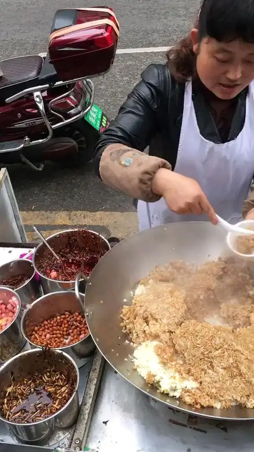 大姐为供儿子出国留学,摆摊卖糯米饭,生意红红火火