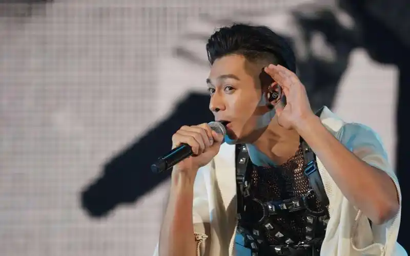 《走狗》现场版——周柏豪巡游演唱会中山站_哔哩哔哩_bilibili