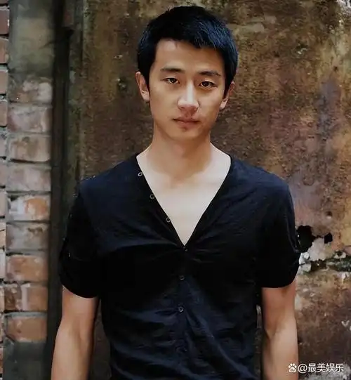 黄轩:经历三位亲人逝去的伤痛,与素人女友感情稳定,他变成熟了