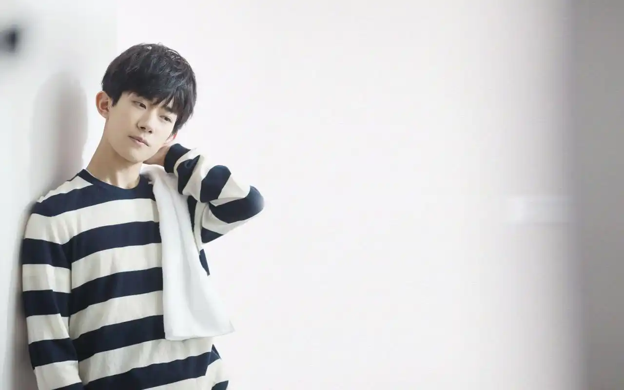 易烊千玺帅气家居写真高清壁纸