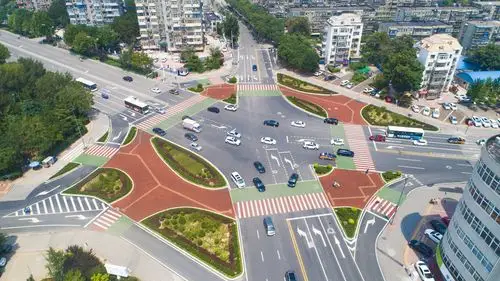 市城管执法局全面完成交通路口渠化改造及绿化美化工作