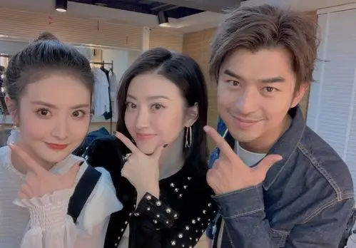 景甜晒与陈柏霖赖雨蒙可爱合照