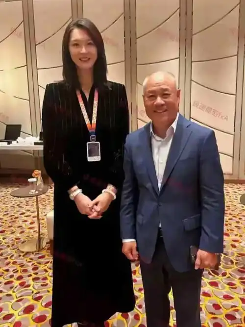 曾经的帅哥李宁现在也老了,这张照片是他和排球美女惠若琪的合影