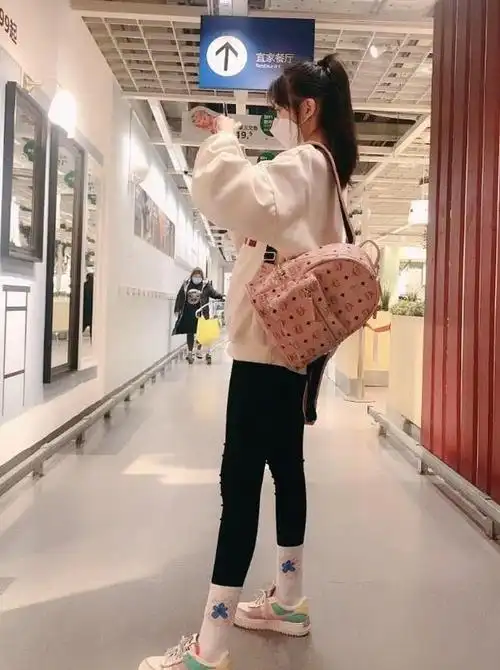 曲芷含当初第一次在电视上亮相的时候,就被网友们夸赞长得很好看,给人