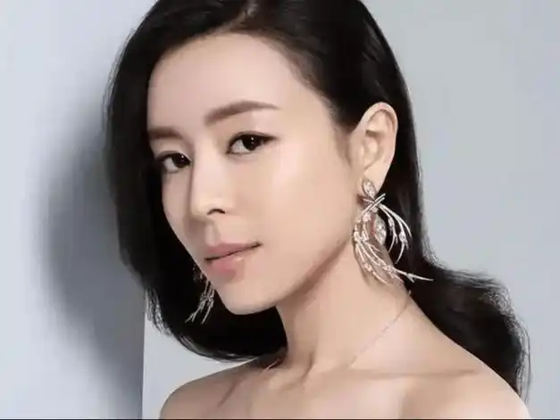 从"小章子怡"到逆风翻盘,张静初:演艺女神的坎坷与坚韧