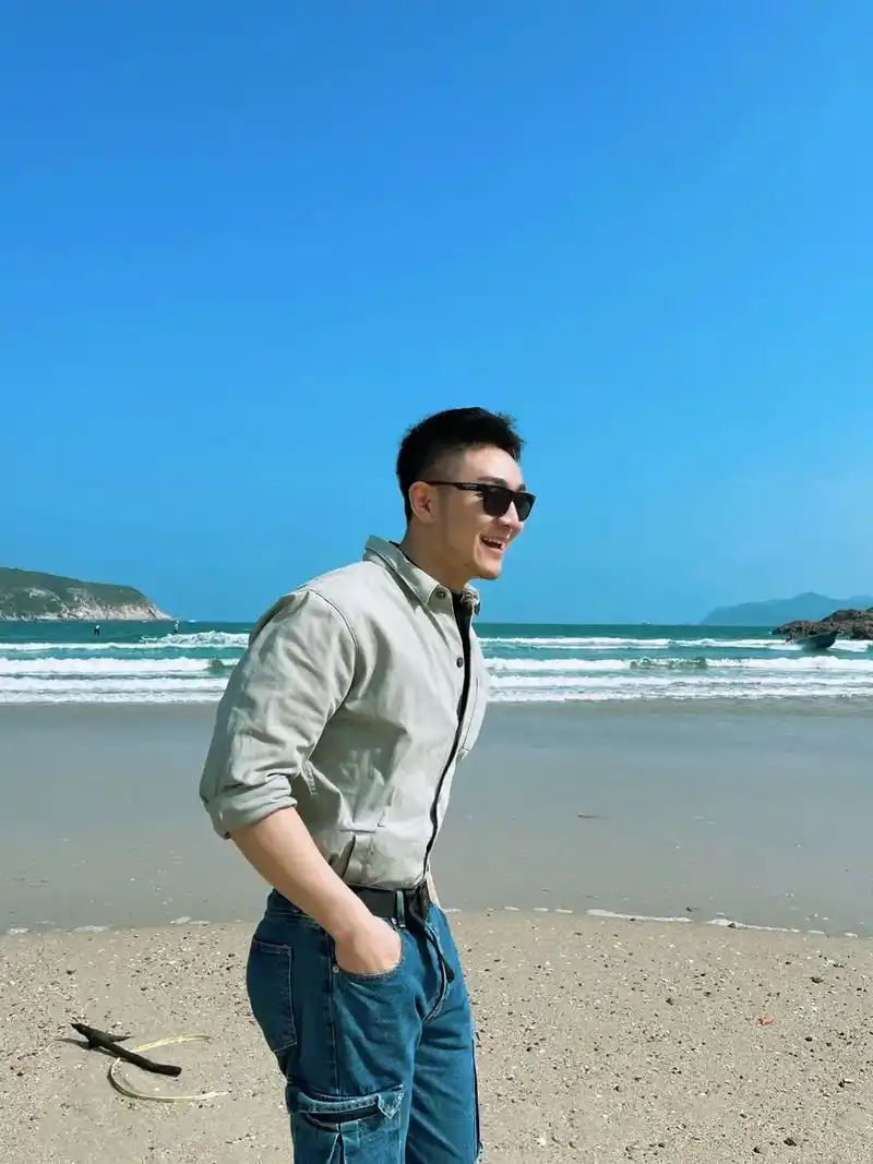 一起看海 #男生写真 #男生穿搭 #面朝大海  这个冬天  - 抖音