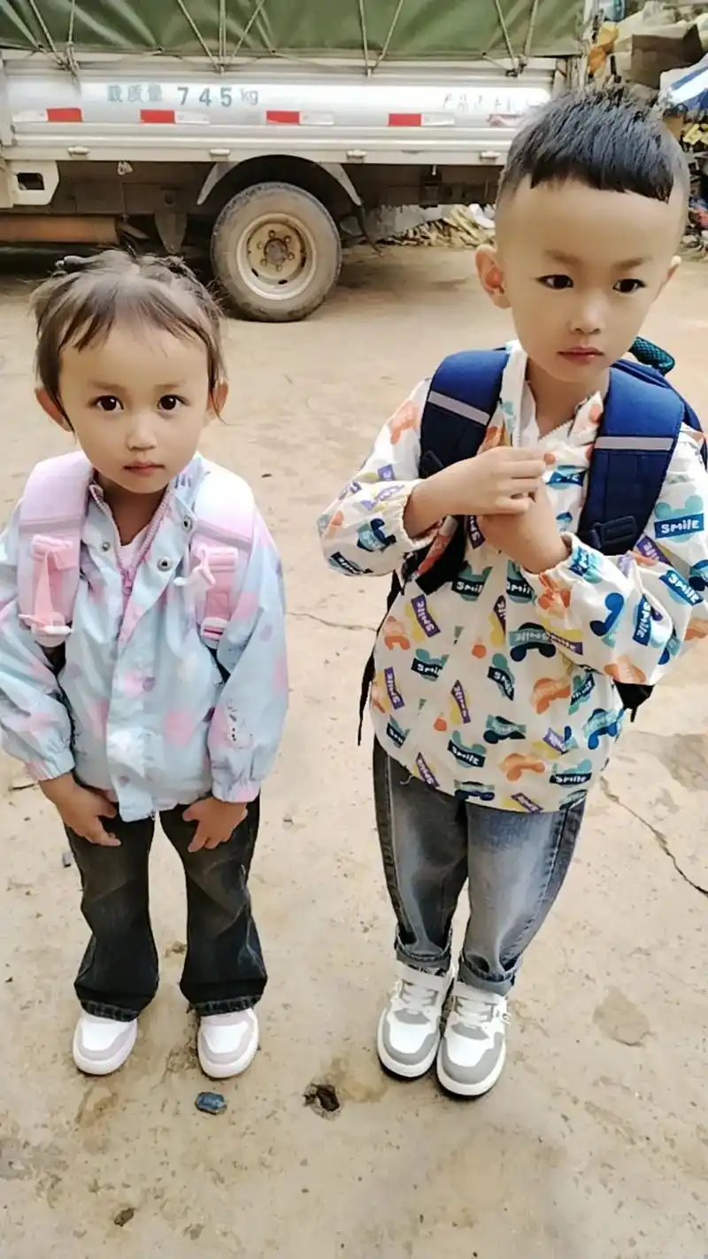 我的男孩女孩都长大了,一个小学一年级,一个幼儿园中班