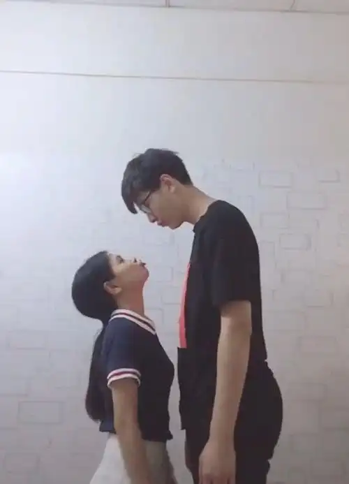 最萌身高差情侣火了当小哥哥弯腰的那一刻网友尺寸刚刚好