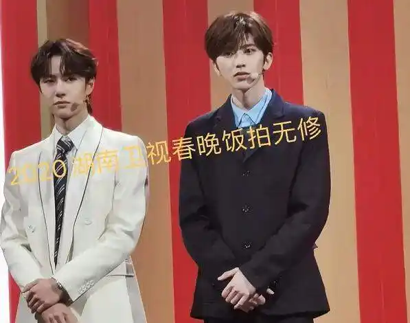 顶流同框和睦融融,王一博台下认真表演魔术,蔡徐坤崇拜眼神捧场