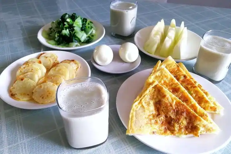 软乎乎鸡蛋发面饼焦香土豆片温润顺滑豆浆家常早餐就是香