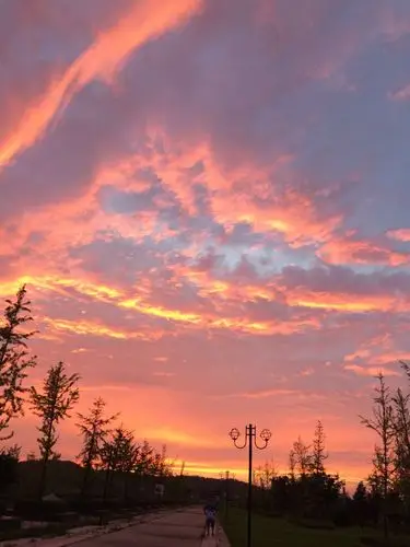 当我拍摄这些画面的时候,有种震撼人心的感觉,站在如此唯美的天空下