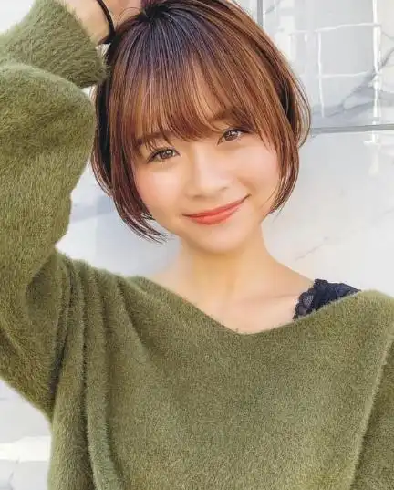 发量少大圆脸女生适合的发型有优雅的超短发发型,中分刘海儿短发发型