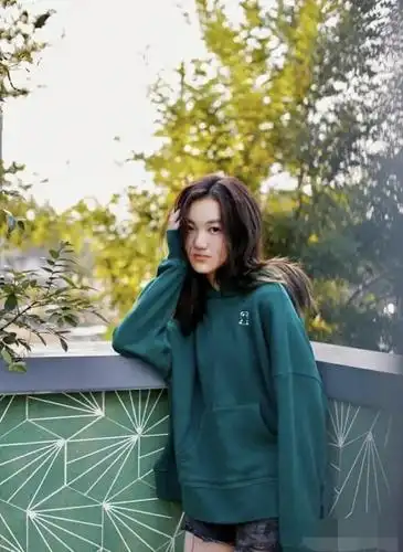 李亚鹏晒李嫣幼年照片,刚做手术嘴上绷带明显,近照不见当年影子