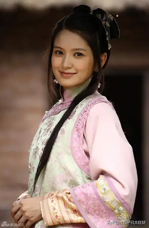 她是整部剧中,出身最高贵的人,然而似画中人的美貌和皇族贵胄的身份