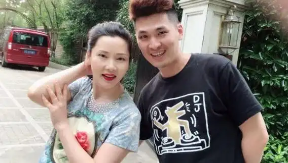 何赛飞一家三口照片中的老公和孩子,以及杨楠的背景资料