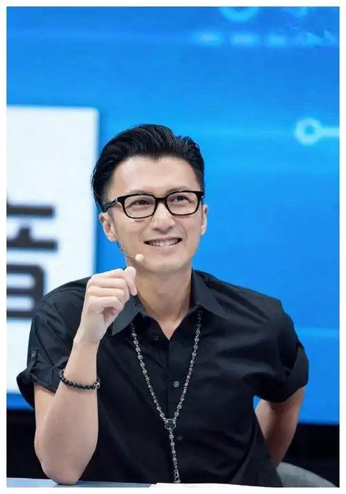 谢霆锋出席综艺,身穿黑色衬衫而且还梳了个背头,很酷又很帅!