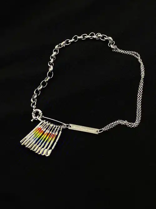 别致的曲别针彩虹爱心项链