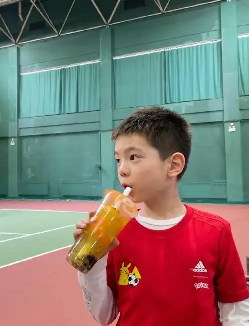 8岁小男孩留什么发型酷?齐刘海短发很斯文,头发上做个笑脸很潮