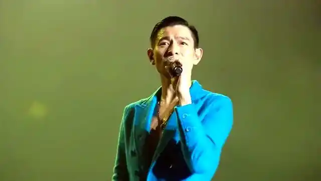 刘德华演唱会现场唱起这首《掌声响起》唱出多少人心酸和泪水!