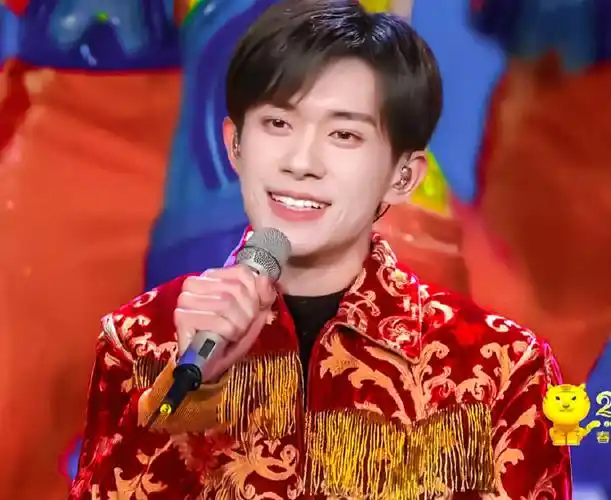 易烊千玺央视牌微笑好甜好可爱    #易烊千玺龙年新春祝福##易烊千玺