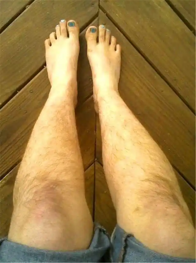 印度人是毛发生长旺盛的种族之一,图中就是一位印度美女的腿毛"写真".