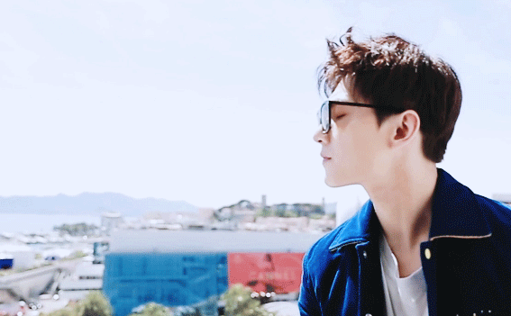 gif 杨洋 就这样安安静静看着你足矣