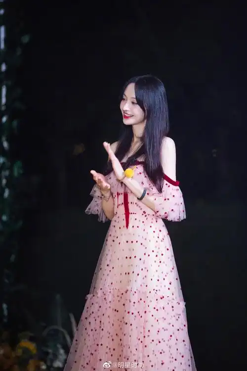 郑爽最新造型,她身穿粉色露肩星星纱裙,气质优雅又温柔