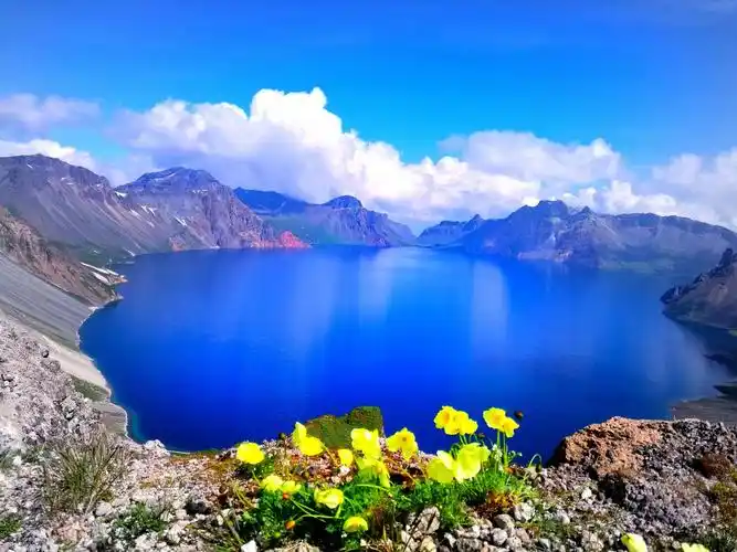 吉林:长白山天池(春季)