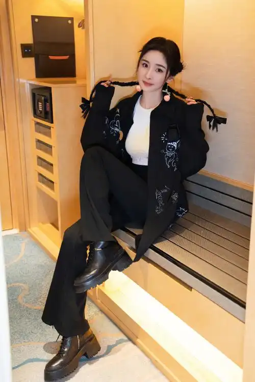 杨幂麻花辫上绑蝴蝶结