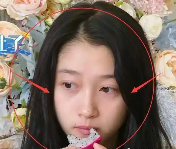 关晓彤"素颜照"被疯传,黑眼圈7级滤镜遮不住,确定才23岁?