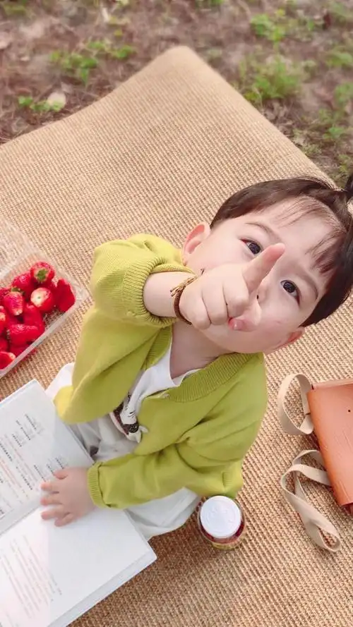 可爱萌娃李浠晗俏皮呆萌写真