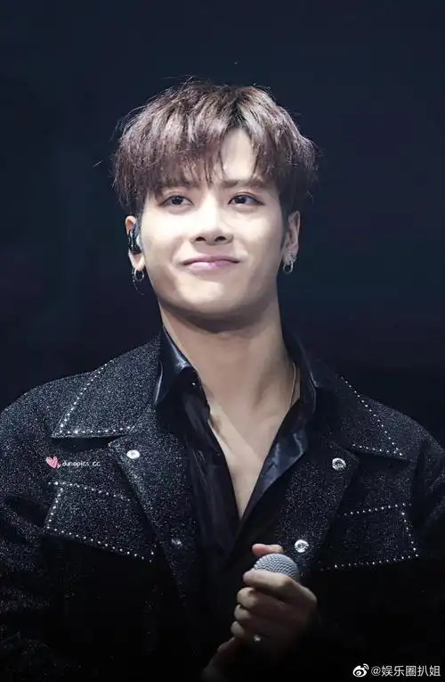 王嘉尔说他2021最大的收获是回国了……__财经头条