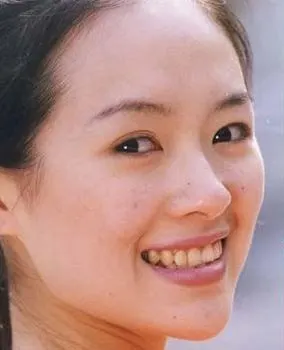 看了章子怡这18年的素颜照,现在这个雀斑,细纹,大鼻头的她最美最幸福