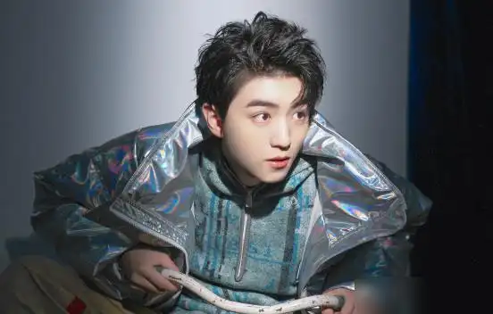 王俊凯给小马哥扎头发,粉丝开始很羡慕,看到发型:真心不想经历