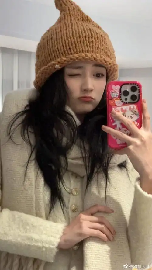 徐璐可爱对镜自拍##徐璐可爱四宫格对镜自拍