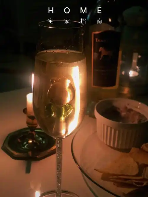 独自生活一个人的夜晚喝点小酒