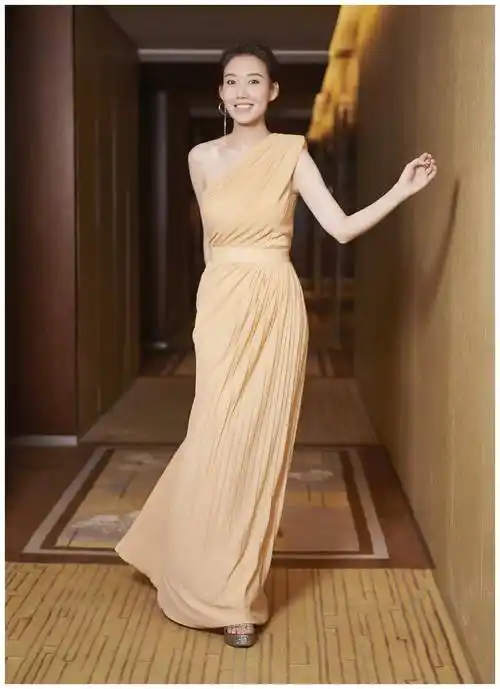 原创高露身穿一袭裸色斜肩连衣裙端庄大气精致优雅气质感真好