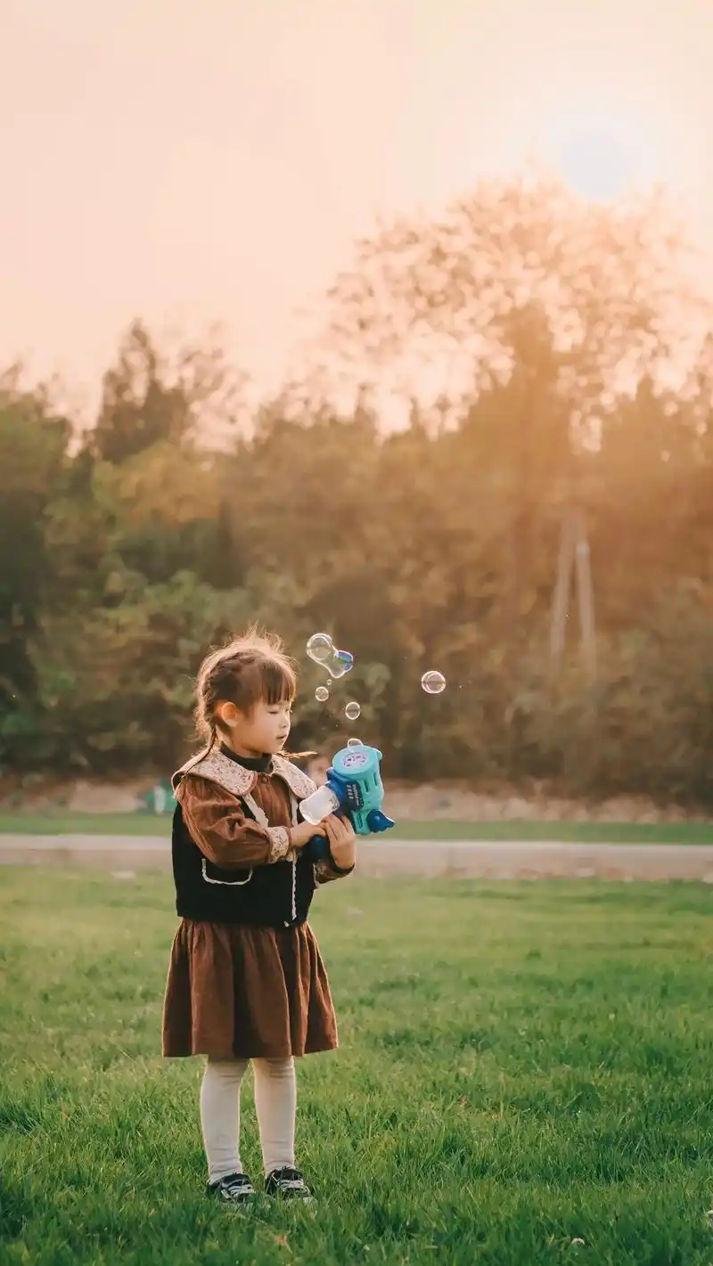 晚风正好,夕阳妖娆,落叶飘零今秋早#唯美意境 #最纯真的笑容 - 抖音